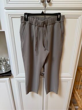 Lululemon — Women’s On The Fly Cropped Pants